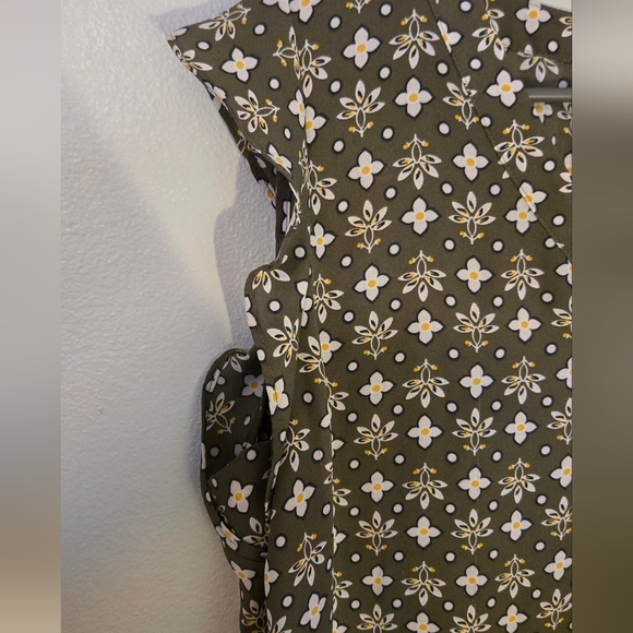 Old Navy Olive Green Floral Top Size MP - Picture 3 of 5